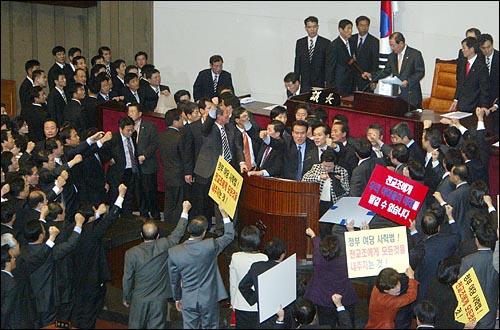 지난 2005년 12월 9일 사학법 개정안이 통과되자, 한나라당 의원들이 무효를 주장하는 구호를 외치는 가운데, 김원기 당시 의장이 의사봉을 두드리고 있다.
